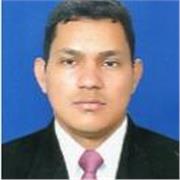 Profesor de sociales que brinda clases donde se tiene en cuenta el contexto económico y social que se vivencia actualmente